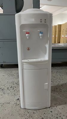Dispensador vertical de água potável de fonte de energia elétrica com função controlada por aplicação
